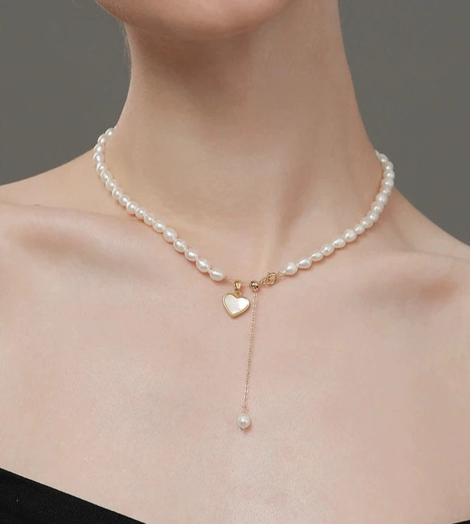 O102 Gargantilla de perlas de agua dulce con colgante de corazón de concha